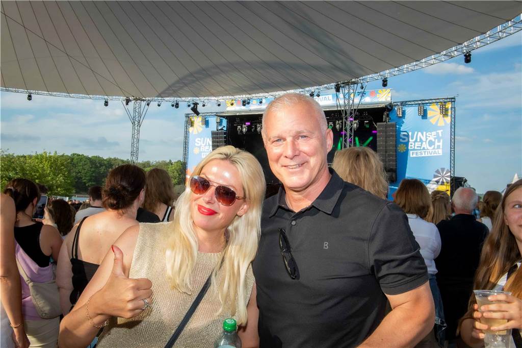 Am zweiten Abend des Sunset Beach Festivals in Haltern feierten tausende Fans Sänger Wincent Weiss. 