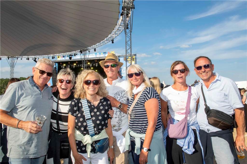 Am zweiten Abend des Sunset Beach Festivals in Haltern feierten tausende Fans Sänger Wincent Weiss. 