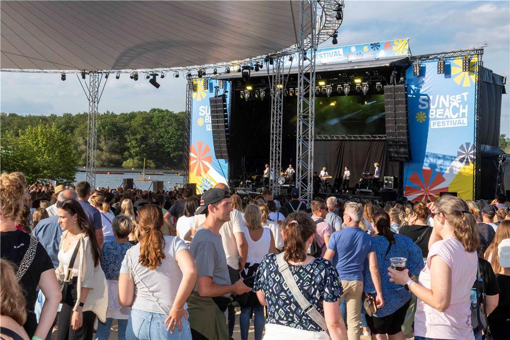 Am zweiten Abend des Sunset Beach Festivals in Haltern feierten tausende Fans Sänger Wincent Weiss. 