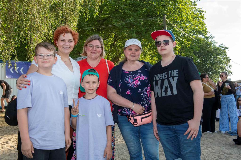 Am zweiten Abend des Sunset Beach Festivals in Haltern feierten tausende Fans Sänger Wincent Weiss. 