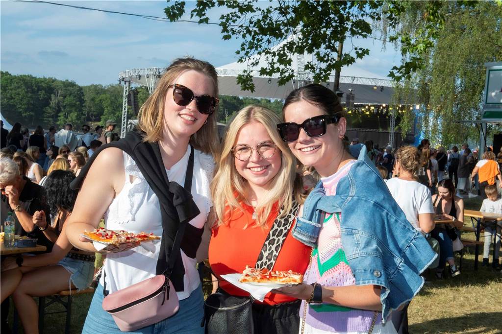 Am zweiten Abend des Sunset Beach Festivals in Haltern feierten tausende Fans Sänger Wincent Weiss. 