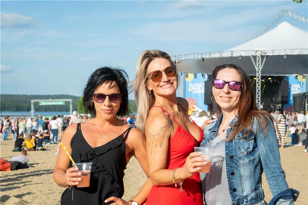 Am zweiten Abend des Sunset Beach Festivals in Haltern feierten tausende Fans Sänger Wincent Weiss. 
