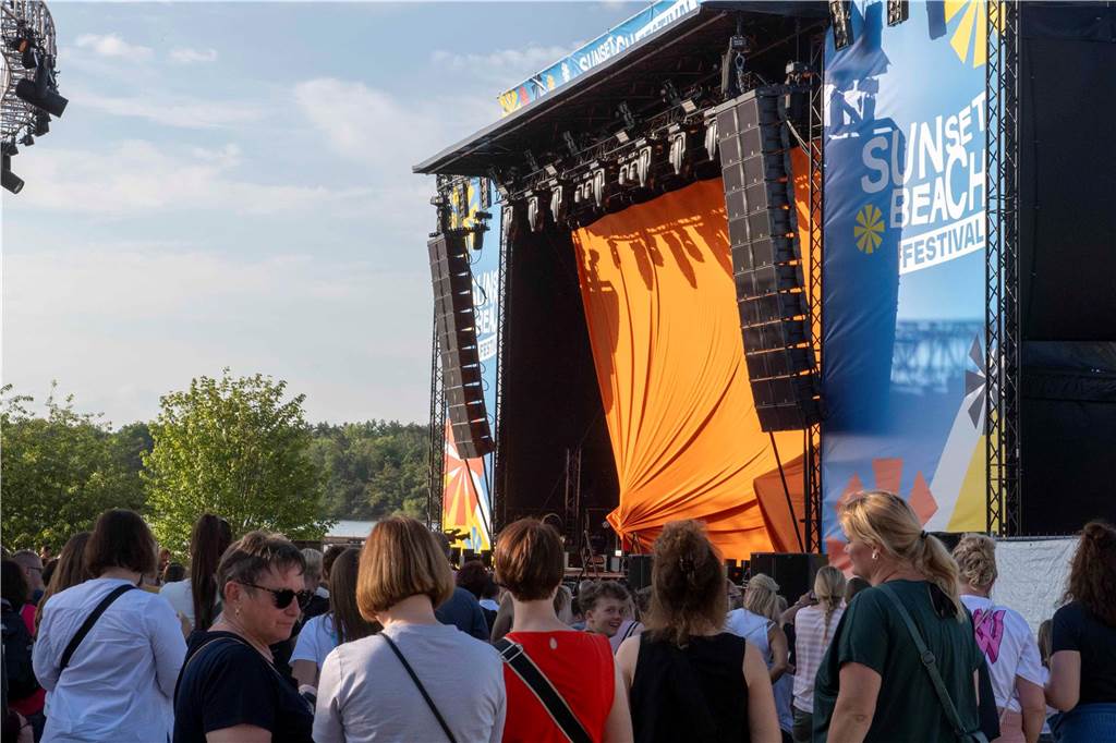 Am zweiten Abend des Sunset Beach Festivals in Haltern feierten tausende Fans Sänger Wincent Weiss. 