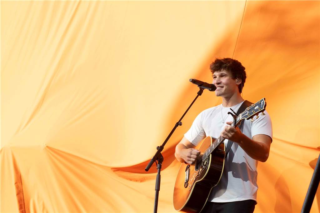 Am zweiten Abend des Sunset Beach Festivals in Haltern feierten tausende Fans Sänger Wincent Weiss. 
