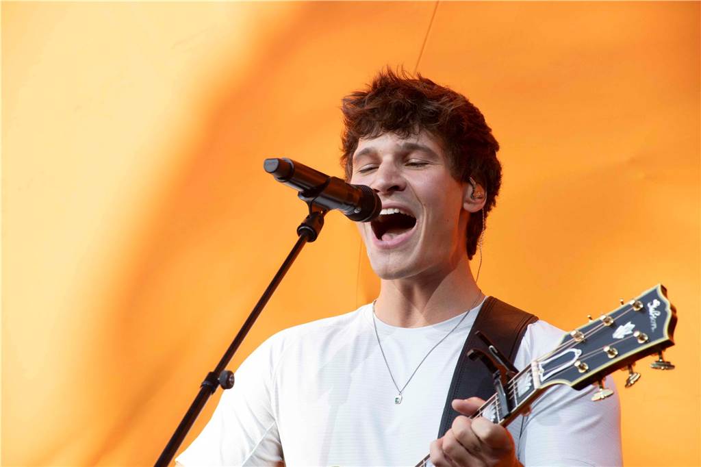 Am zweiten Abend des Sunset Beach Festivals in Haltern feierten tausende Fans Sänger Wincent Weiss. 