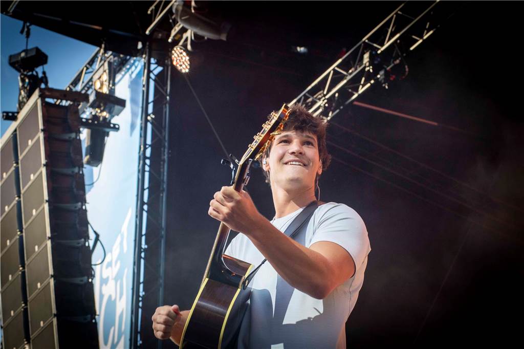 Am zweiten Abend des Sunset Beach Festivals in Haltern feierten tausende Fans Sänger Wincent Weiss. 