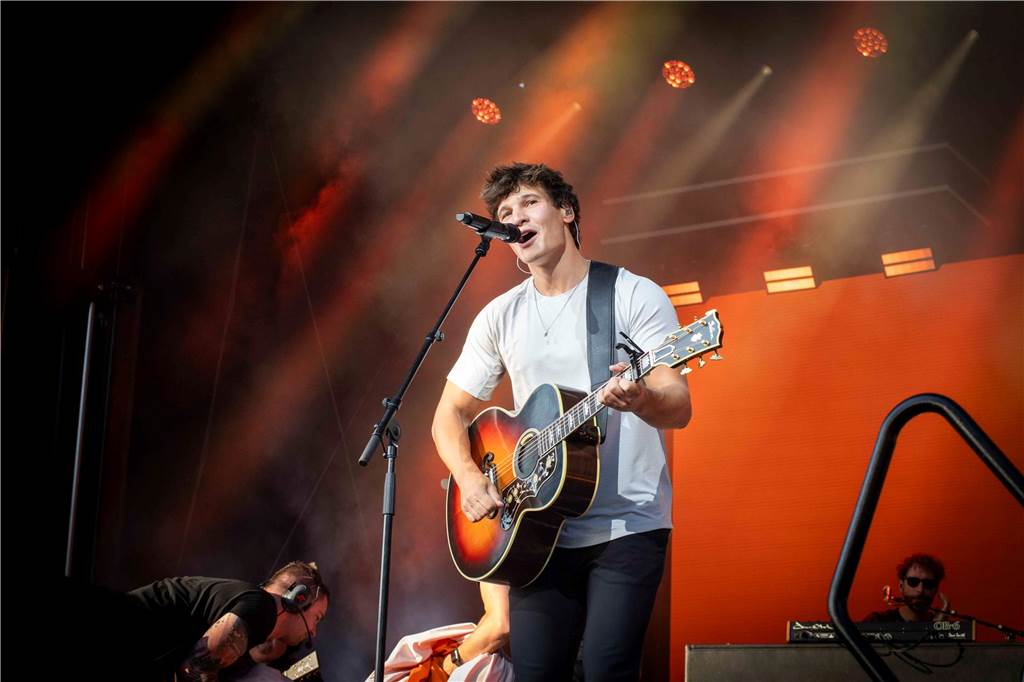Am zweiten Abend des Sunset Beach Festivals in Haltern feierten tausende Fans Sänger Wincent Weiss. 