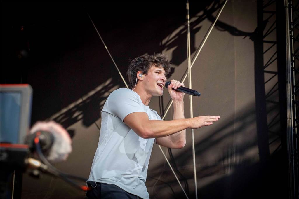 Am zweiten Abend des Sunset Beach Festivals in Haltern feierten tausende Fans Sänger Wincent Weiss. 