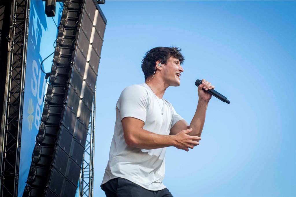 Am zweiten Abend des Sunset Beach Festivals in Haltern feierten tausende Fans Sänger Wincent Weiss. 