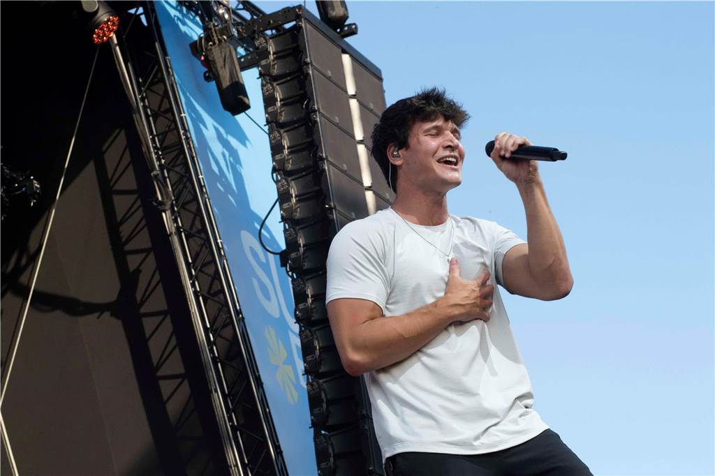 Am zweiten Abend des Sunset Beach Festivals in Haltern feierten tausende Fans Sänger Wincent Weiss. 