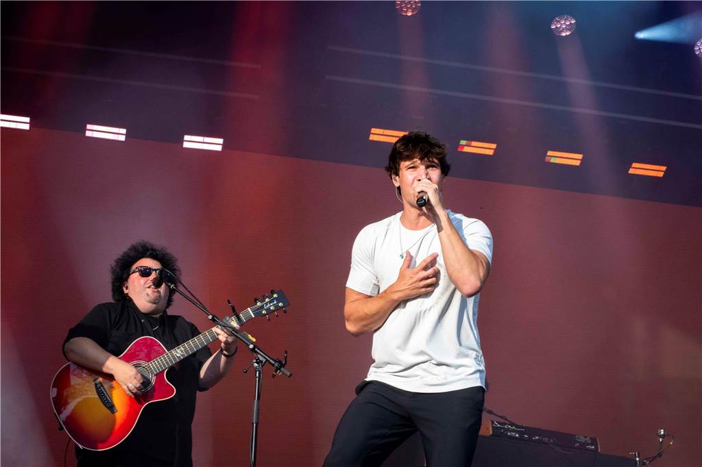 Am zweiten Abend des Sunset Beach Festivals in Haltern feierten tausende Fans Sänger Wincent Weiss. 