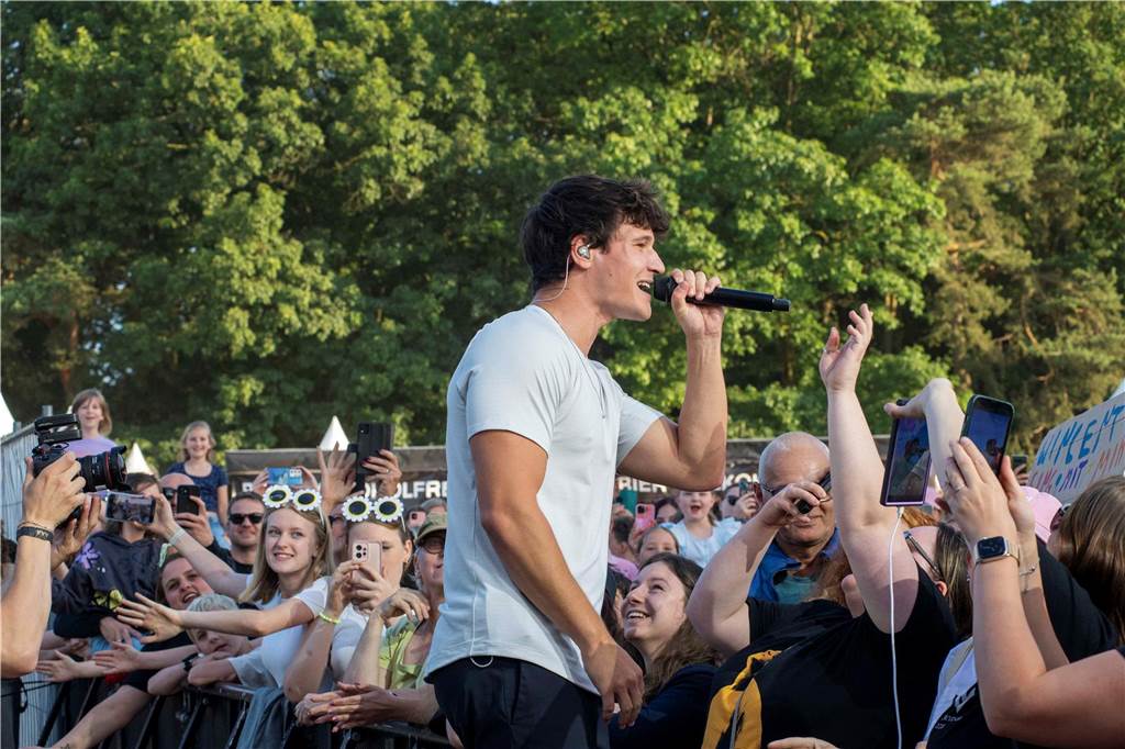 Am zweiten Abend des Sunset Beach Festivals in Haltern feierten tausende Fans Sänger Wincent Weiss. 