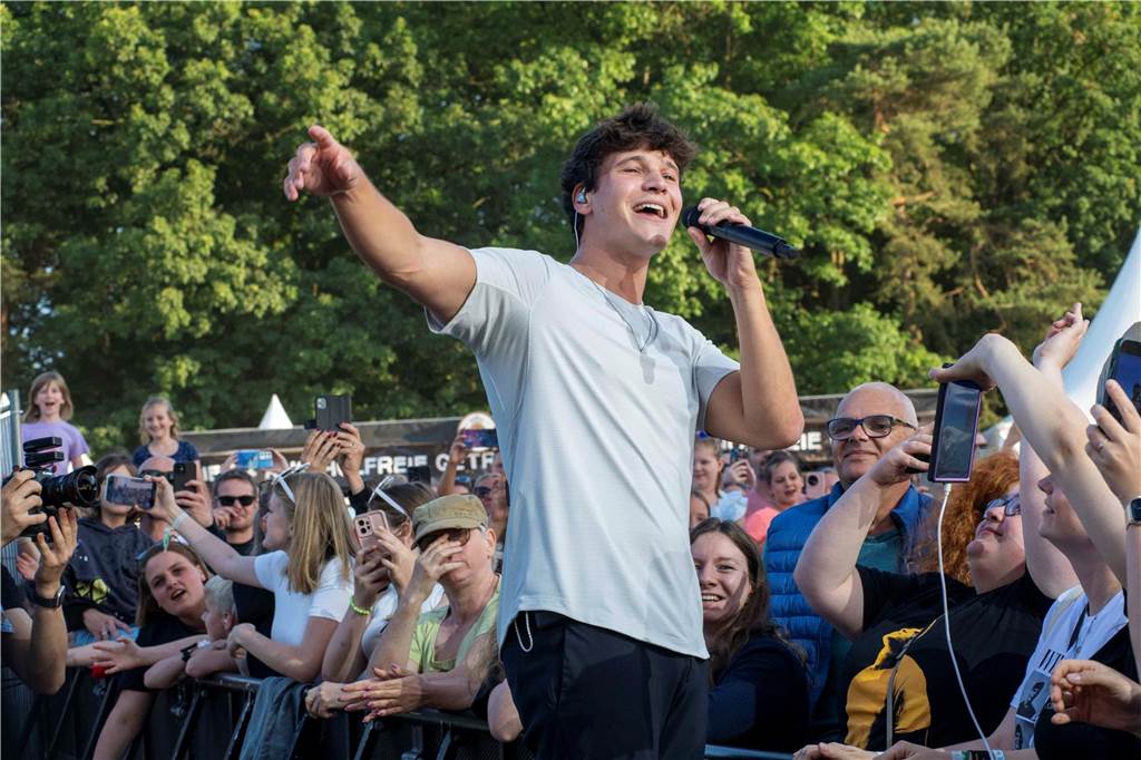 Am zweiten Abend des Sunset Beach Festivals in Haltern feierten tausende Fans Sänger Wincent Weiss. 