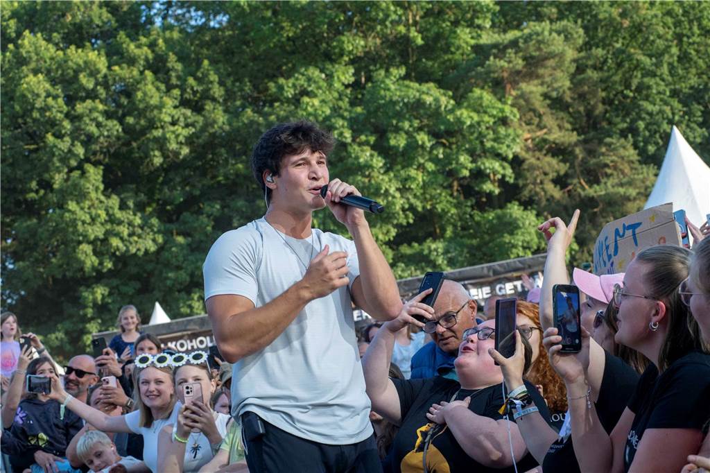 Am zweiten Abend des Sunset Beach Festivals in Haltern feierten tausende Fans Sänger Wincent Weiss. 