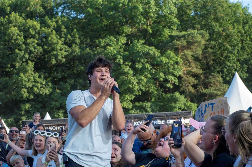 Am zweiten Abend des Sunset Beach Festivals in Haltern feierten tausende Fans Sänger Wincent Weiss. 
