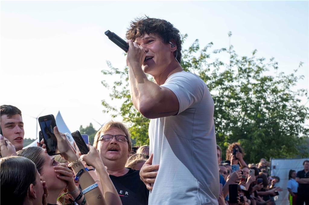 Am zweiten Abend des Sunset Beach Festivals in Haltern feierten tausende Fans Sänger Wincent Weiss. 