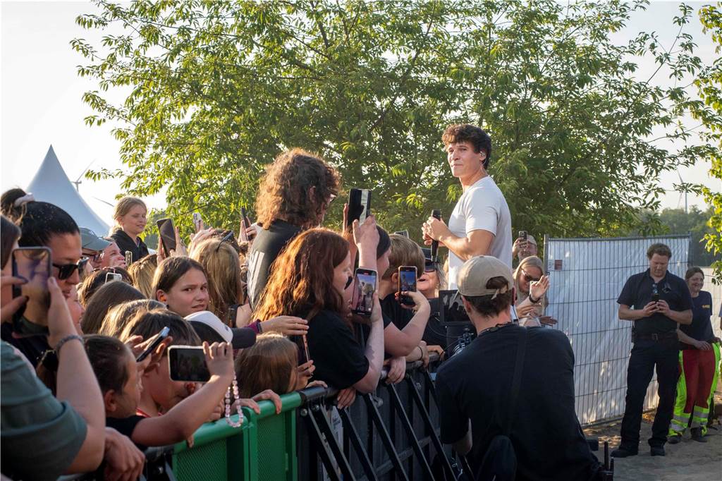 Am zweiten Abend des Sunset Beach Festivals in Haltern feierten tausende Fans Sänger Wincent Weiss. 