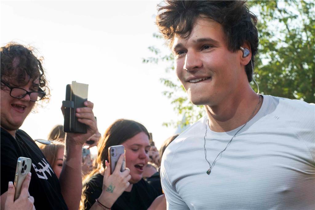 Am zweiten Abend des Sunset Beach Festivals in Haltern feierten tausende Fans Sänger Wincent Weiss. 
