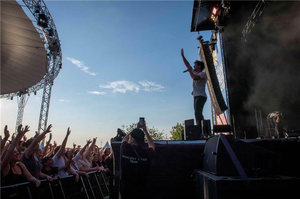 Am zweiten Abend des Sunset Beach Festivals in Haltern feierten tausende Fans Sänger Wincent Weiss. 