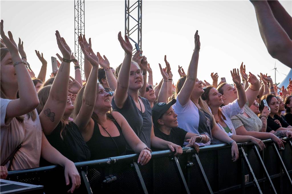 Am zweiten Abend des Sunset Beach Festivals in Haltern feierten tausende Fans Sänger Wincent Weiss. 