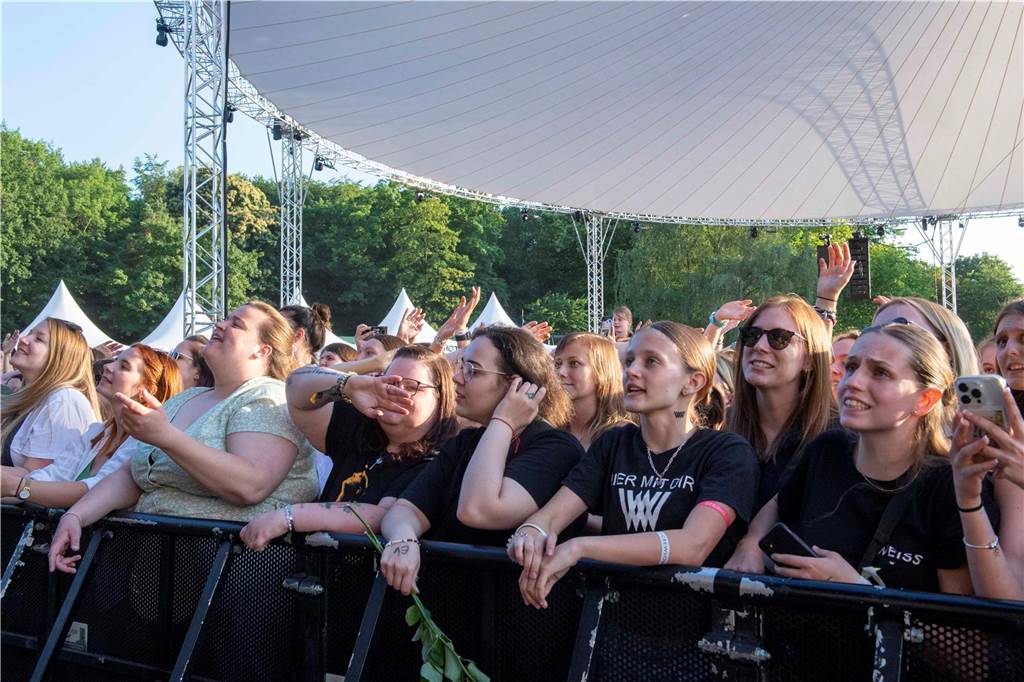Am zweiten Abend des Sunset Beach Festivals in Haltern feierten tausende Fans Sänger Wincent Weiss. 