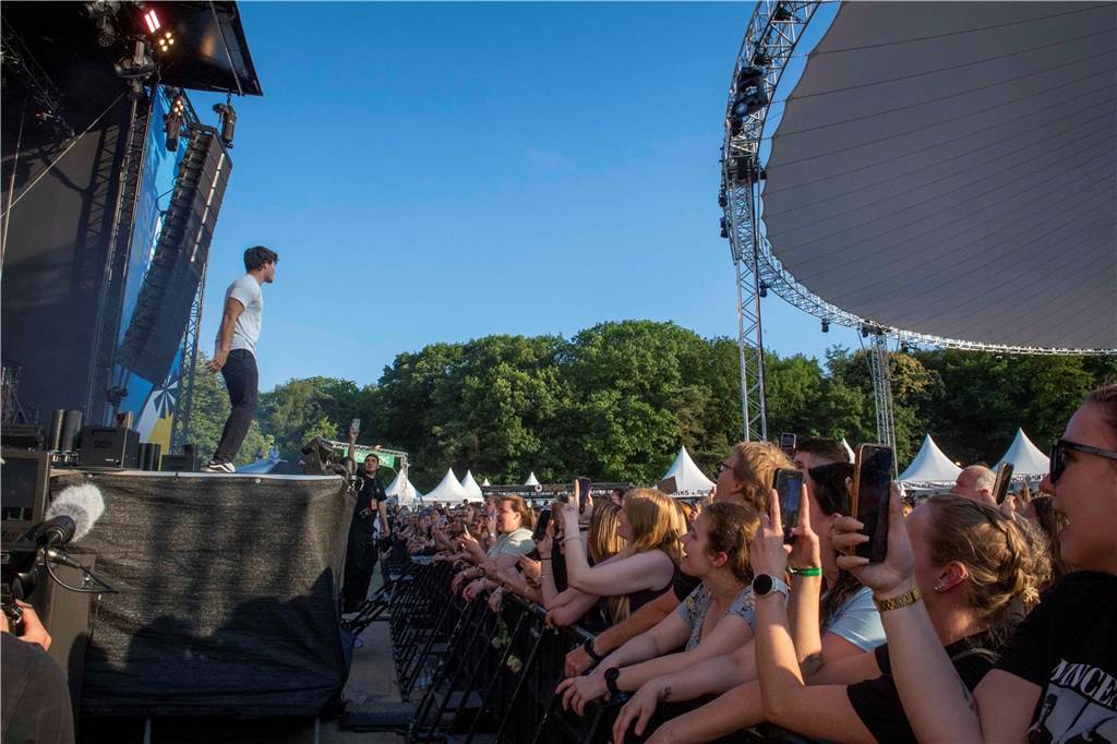 Am zweiten Abend des Sunset Beach Festivals in Haltern feierten tausende Fans Sänger Wincent Weiss. 