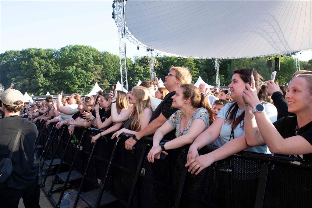 Am zweiten Abend des Sunset Beach Festivals in Haltern feierten tausende Fans Sänger Wincent Weiss. 