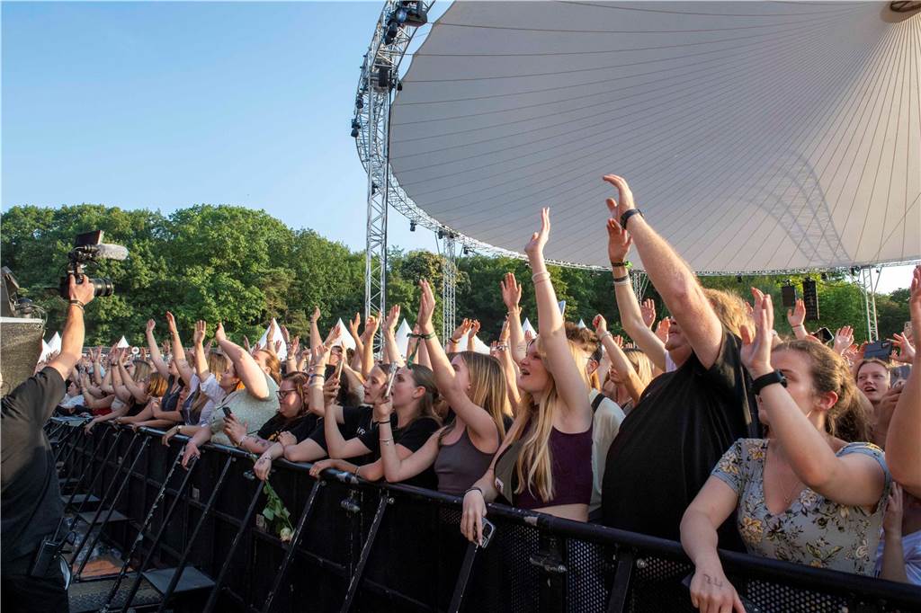Am zweiten Abend des Sunset Beach Festivals in Haltern feierten tausende Fans Sänger Wincent Weiss. 