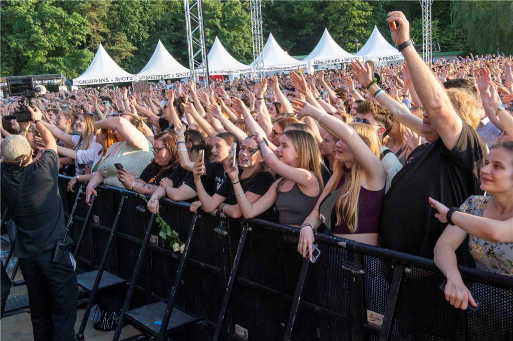 Am zweiten Abend des Sunset Beach Festivals in Haltern feierten tausende Fans Sänger Wincent Weiss. 