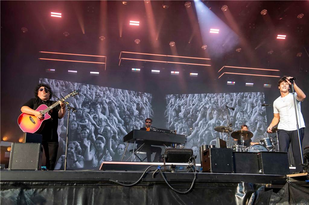 Am zweiten Abend des Sunset Beach Festivals in Haltern feierten tausende Fans Sänger Wincent Weiss. 