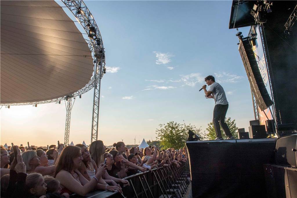 Am zweiten Abend des Sunset Beach Festivals in Haltern feierten tausende Fans Sänger Wincent Weiss. 