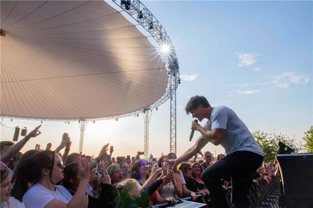 Am zweiten Abend des Sunset Beach Festivals in Haltern feierten tausende Fans Sänger Wincent Weiss. 