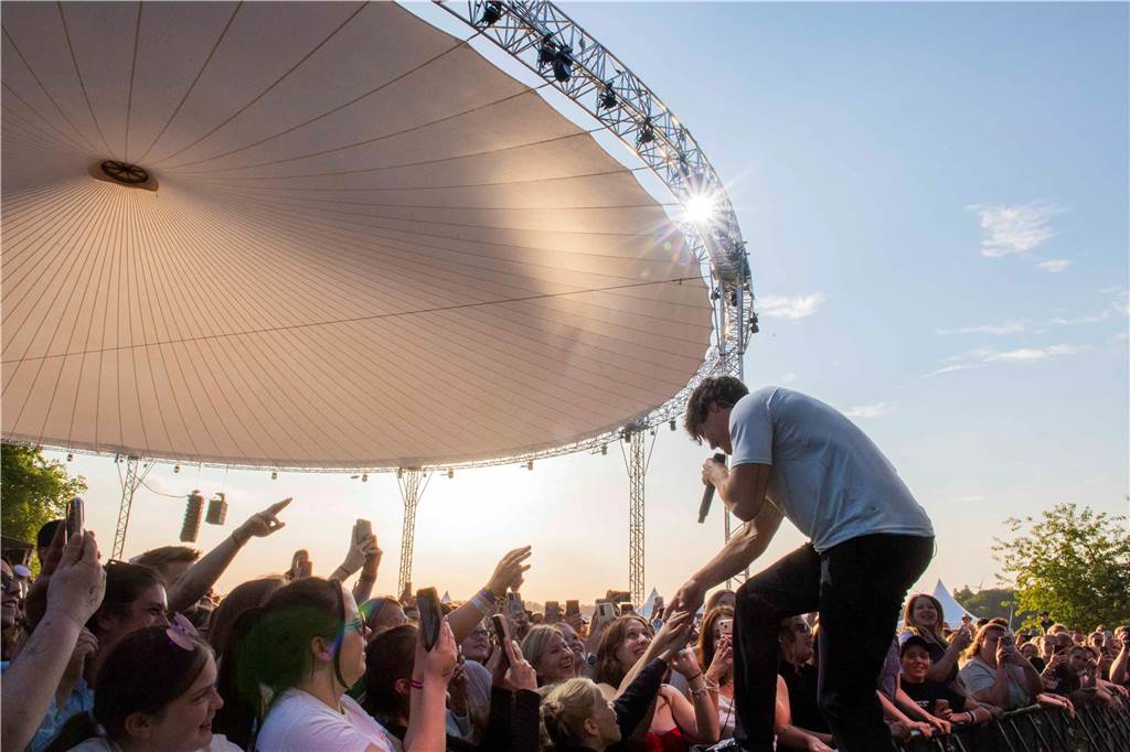 Am zweiten Abend des Sunset Beach Festivals in Haltern feierten tausende Fans Sänger Wincent Weiss. 