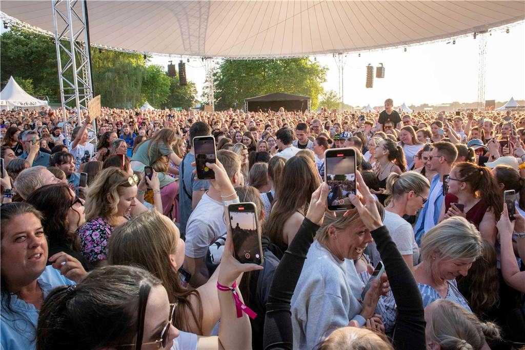 Am zweiten Abend des Sunset Beach Festivals in Haltern feierten tausende Fans Sänger Wincent Weiss. 