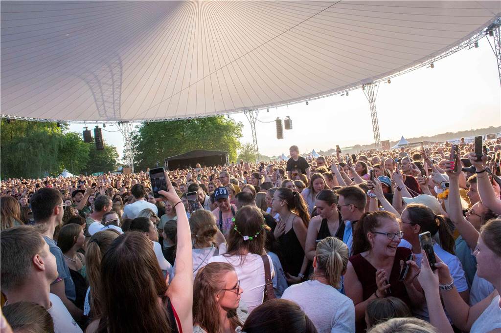 Am zweiten Abend des Sunset Beach Festivals in Haltern feierten tausende Fans Sänger Wincent Weiss. 