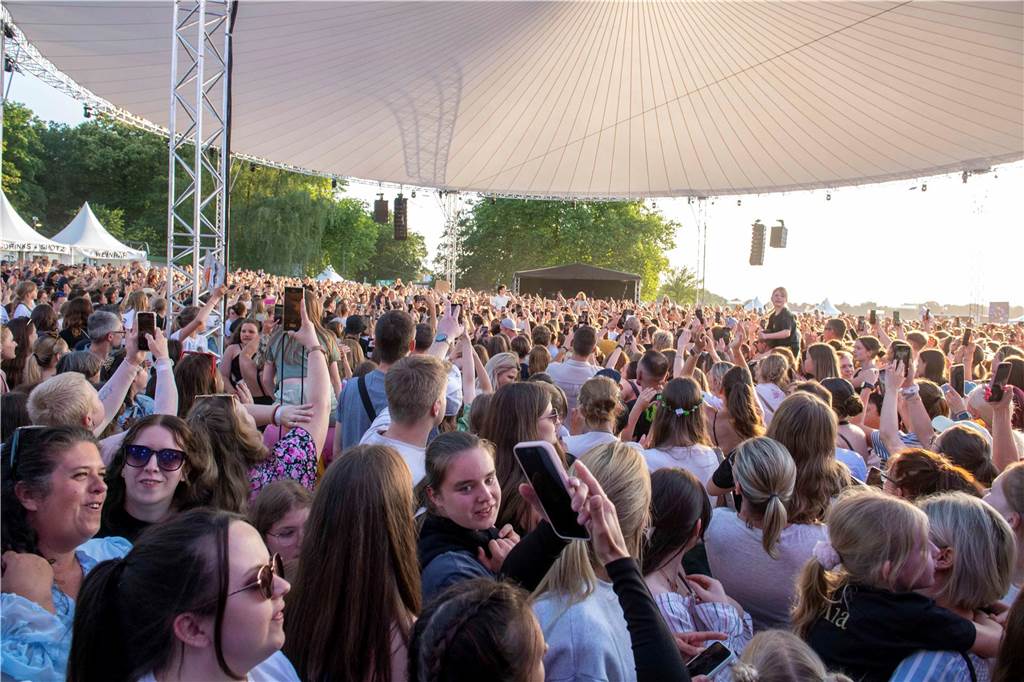 Am zweiten Abend des Sunset Beach Festivals in Haltern feierten tausende Fans Sänger Wincent Weiss. 