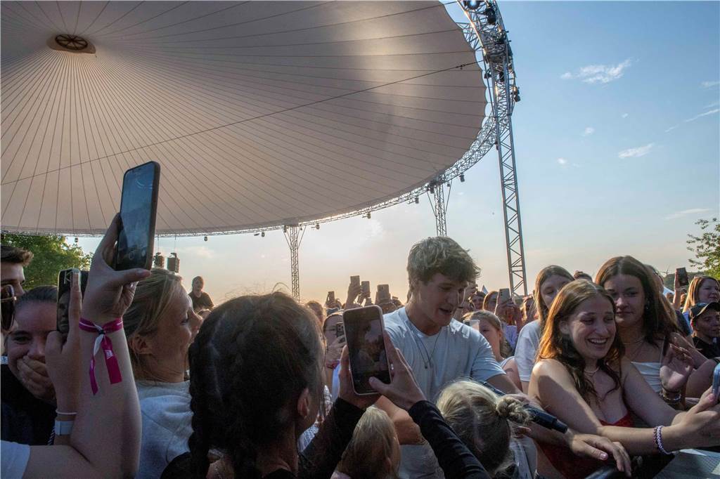 Am zweiten Abend des Sunset Beach Festivals in Haltern feierten tausende Fans Sänger Wincent Weiss. 