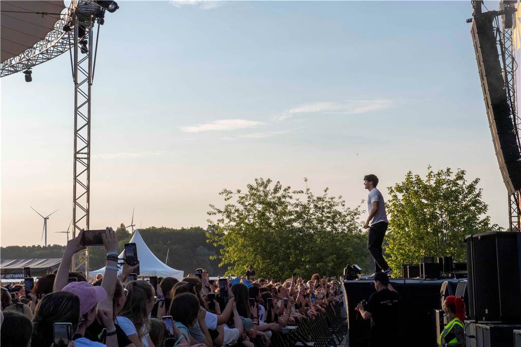 Am zweiten Abend des Sunset Beach Festivals in Haltern feierten tausende Fans Sänger Wincent Weiss. 