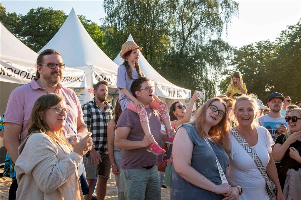 Am zweiten Abend des Sunset Beach Festivals in Haltern feierten tausende Fans Sänger Wincent Weiss. 