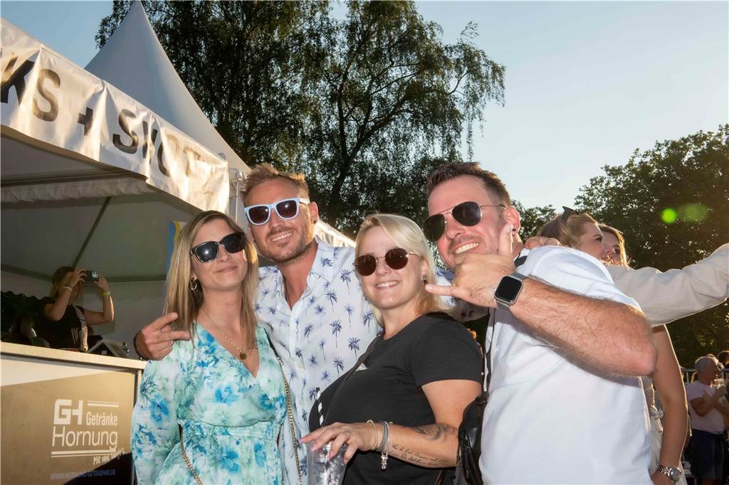 Am zweiten Abend des Sunset Beach Festivals in Haltern feierten tausende Fans Sänger Wincent Weiss. 