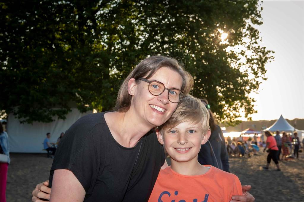 Am zweiten Abend des Sunset Beach Festivals in Haltern feierten tausende Fans Sänger Wincent Weiss. 