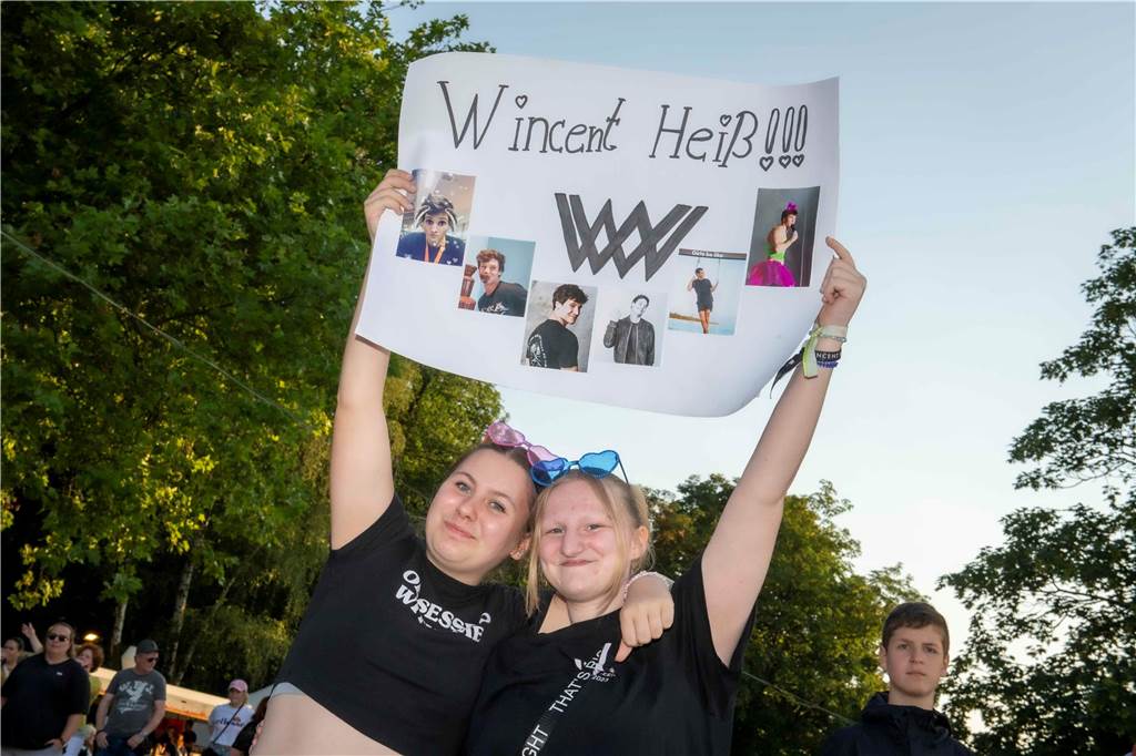 Am zweiten Abend des Sunset Beach Festivals in Haltern feierten tausende Fans Sänger Wincent Weiss. 