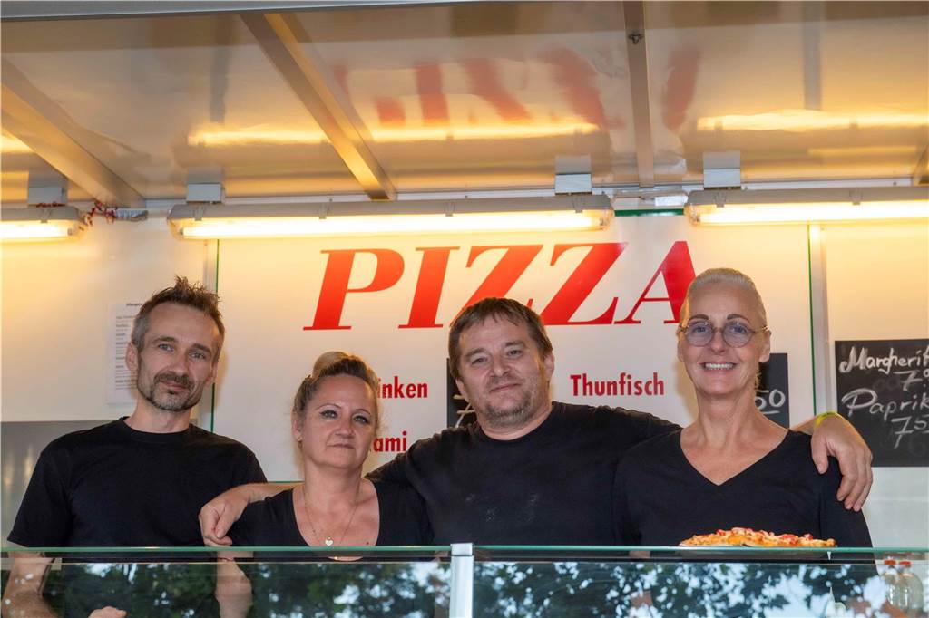 Am zweiten Abend des Sunset Beach Festivals in Haltern feierten tausende Fans Sänger Wincent Weiss. 