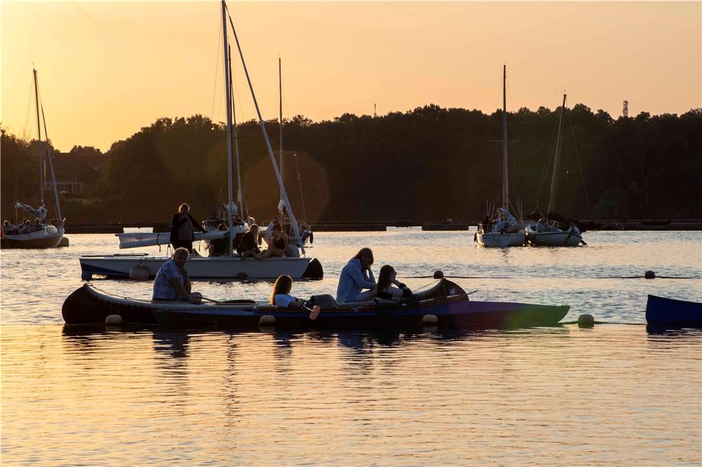 Am zweiten Abend des Sunset Beach Festivals in Haltern feierten tausende Fans Sänger Wincent Weiss. 