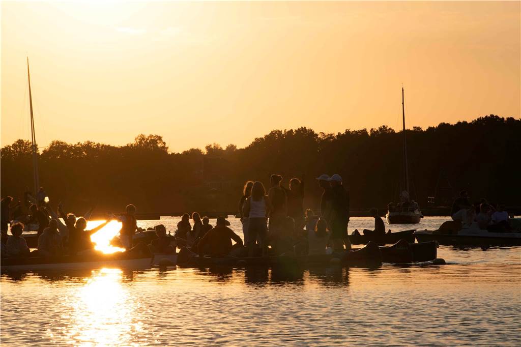 Am zweiten Abend des Sunset Beach Festivals in Haltern feierten tausende Fans Sänger Wincent Weiss. 
