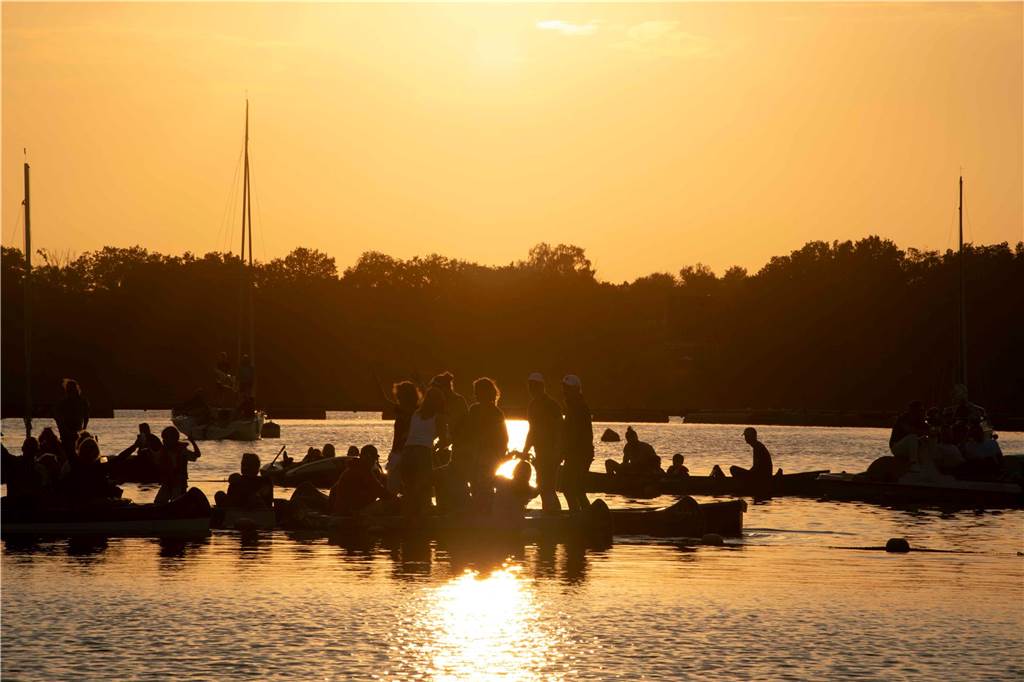 Am zweiten Abend des Sunset Beach Festivals in Haltern feierten tausende Fans Sänger Wincent Weiss. 