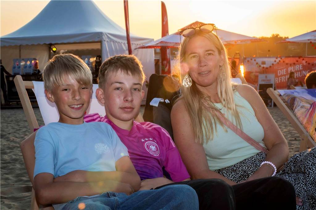 Am zweiten Abend des Sunset Beach Festivals in Haltern feierten tausende Fans Sänger Wincent Weiss. 