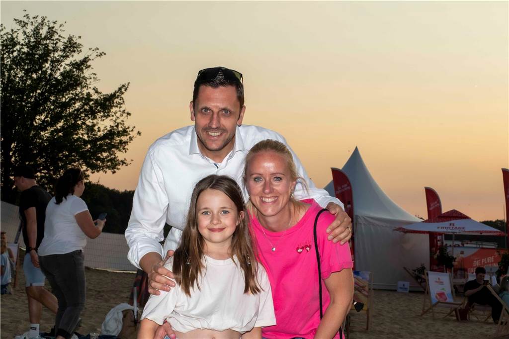 Am zweiten Abend des Sunset Beach Festivals in Haltern feierten tausende Fans Sänger Wincent Weiss. 