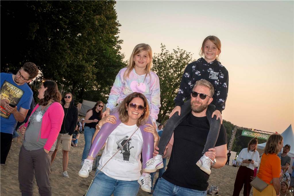 Am zweiten Abend des Sunset Beach Festivals in Haltern feierten tausende Fans Sänger Wincent Weiss. 