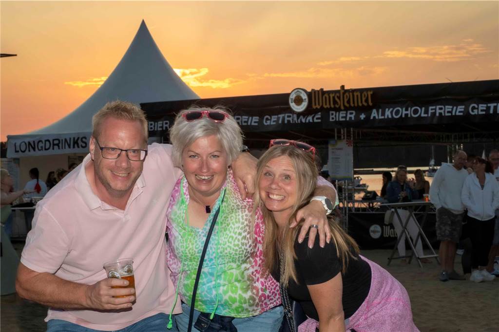 Am zweiten Abend des Sunset Beach Festivals in Haltern feierten tausende Fans Sänger Wincent Weiss. 
